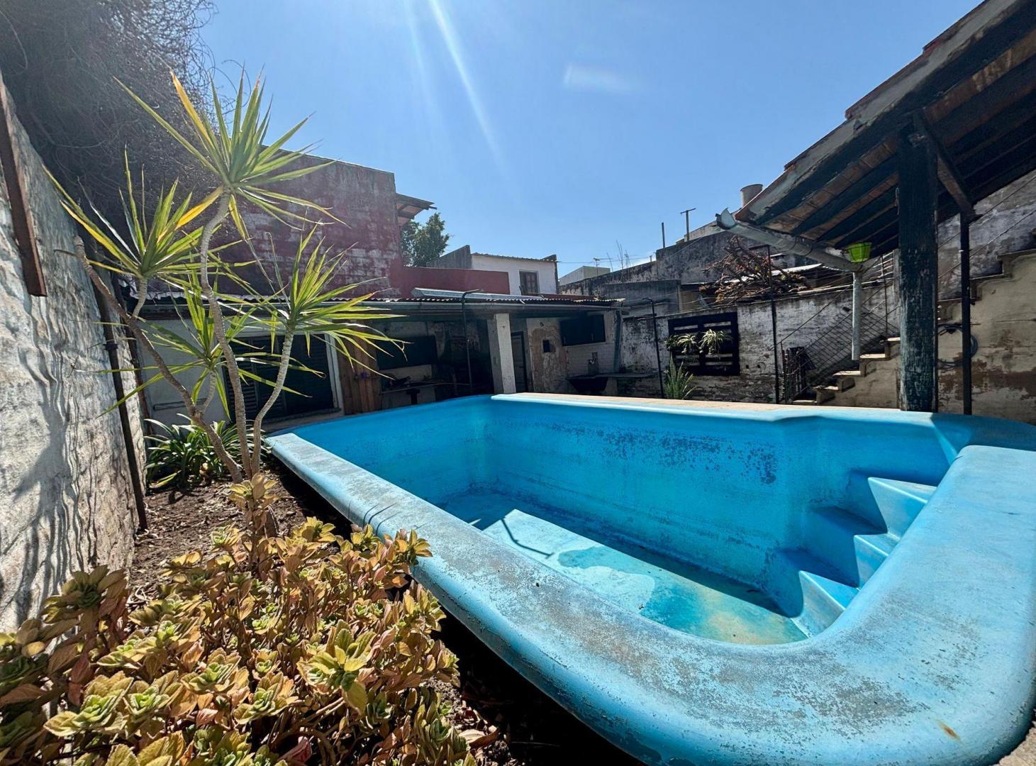Foto de CASA EN VENTA 3 AMB C/PILETA Y COCHERA GERLI, imagen 2