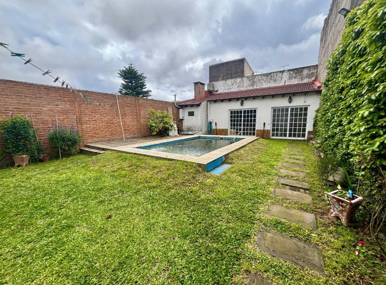 Foto de PH 4 amb. c/jardín, pileta y quincho –Sin expensas, imagen 1