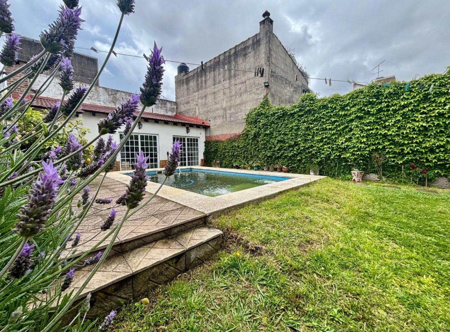 Foto de PH 4 amb. c/jardín, pileta y quincho –Sin expensas, imagen 2