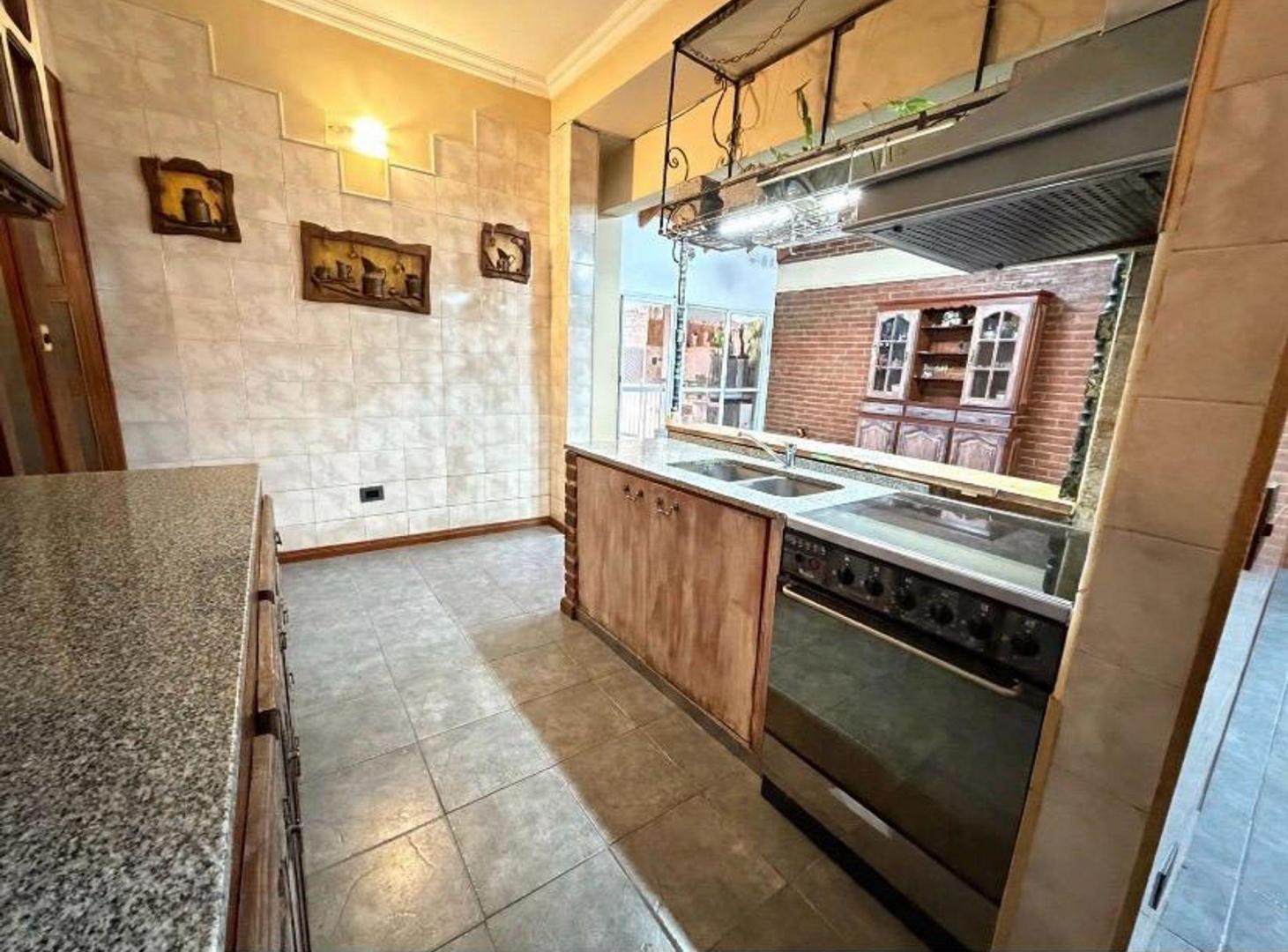 Foto de CASA 5 AMB. C/ COCHERA EN VENTA - LANUS OESTE, imagen 3