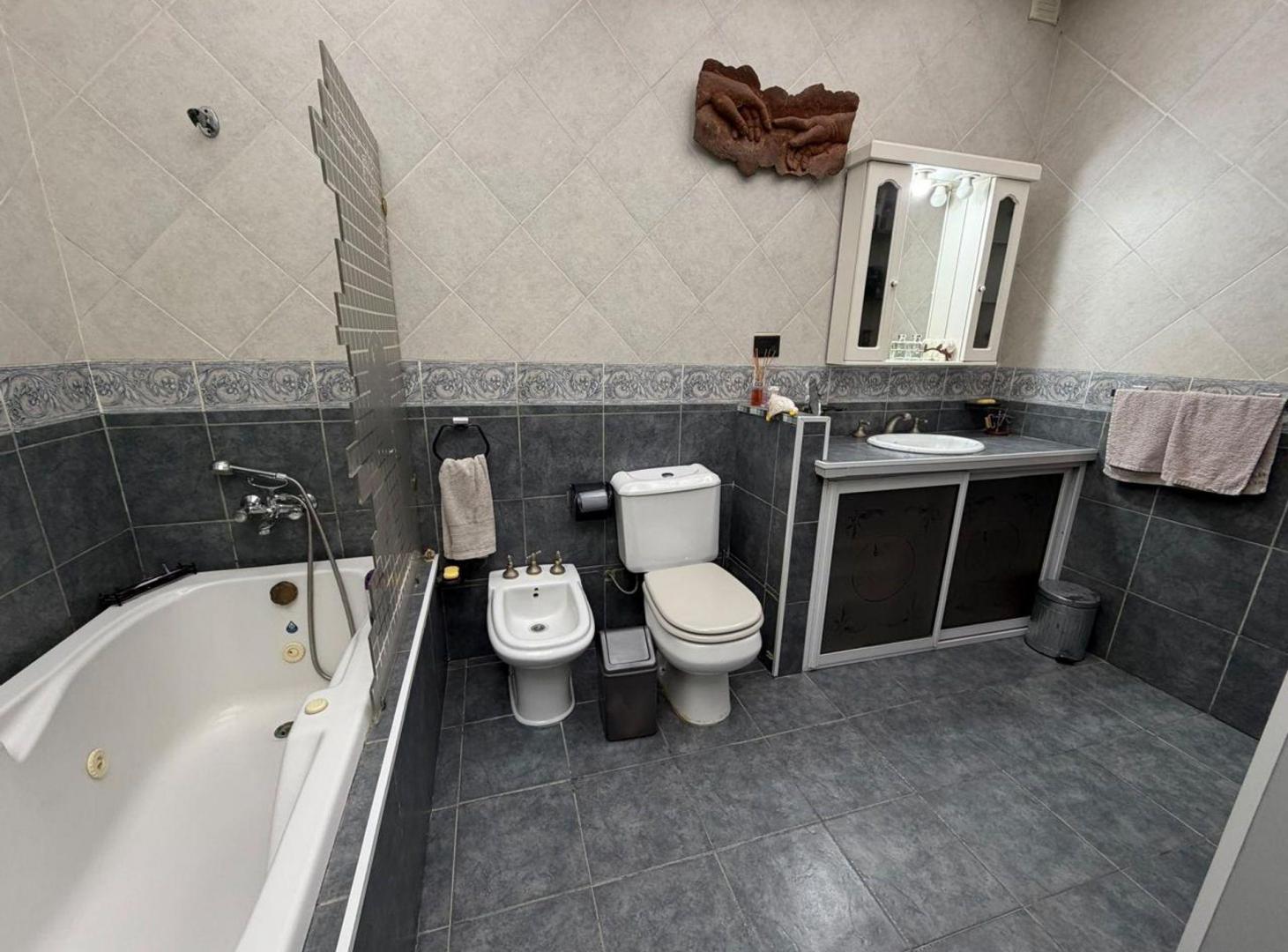 Foto de CASA 5 AMB. C/ COCHERA EN VENTA - LANUS OESTE, imagen 5