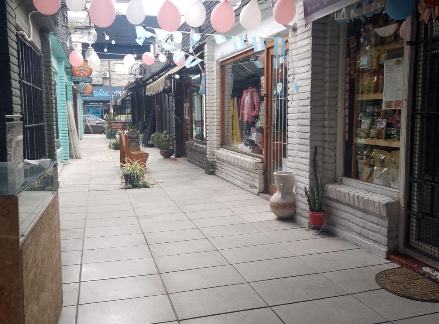 Foto de LOCAL en galeria en venta sobre av. Peron, imagen 4