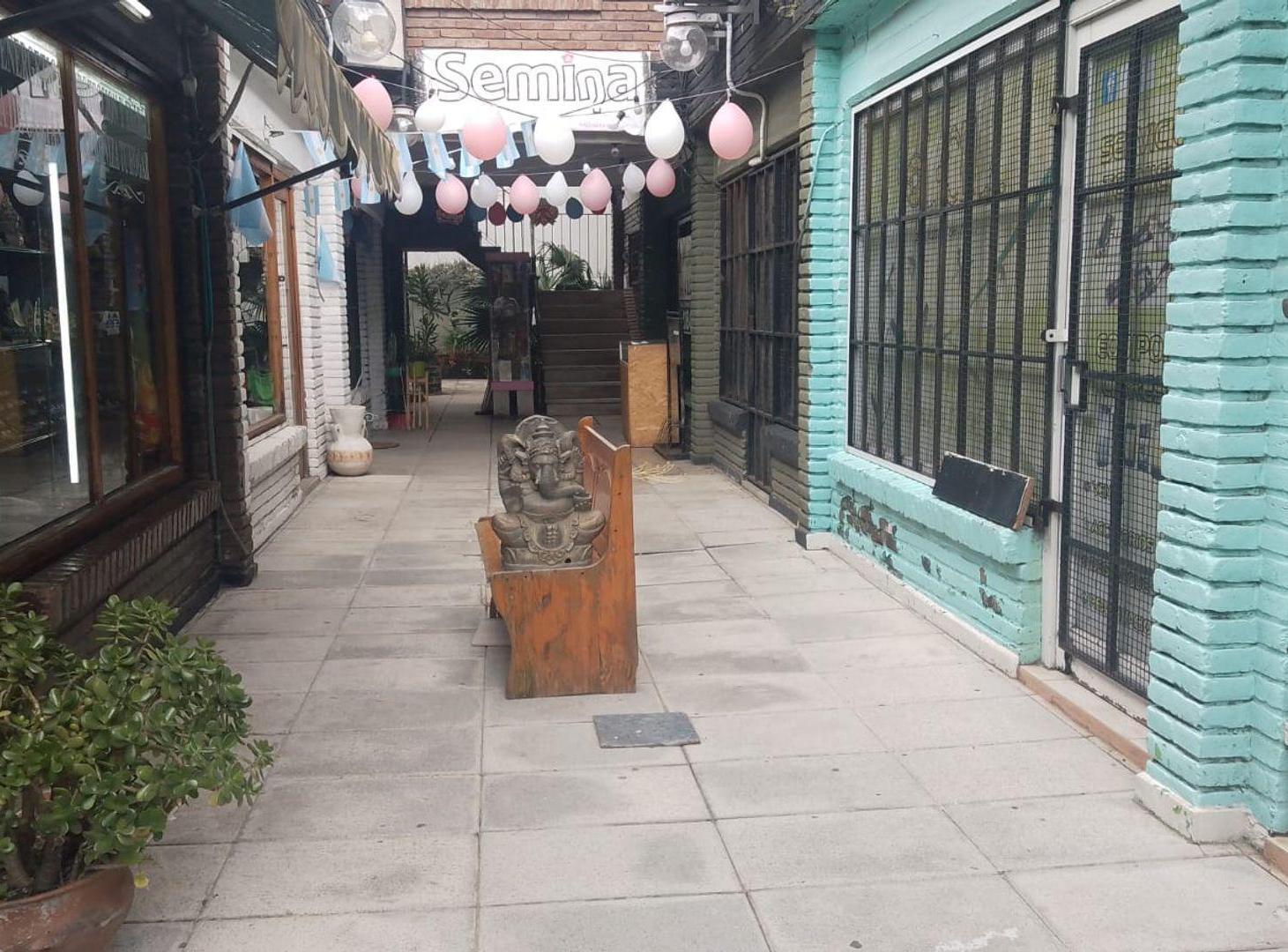 Foto de LOCAL en galeria en venta sobre av. Peron, imagen 3