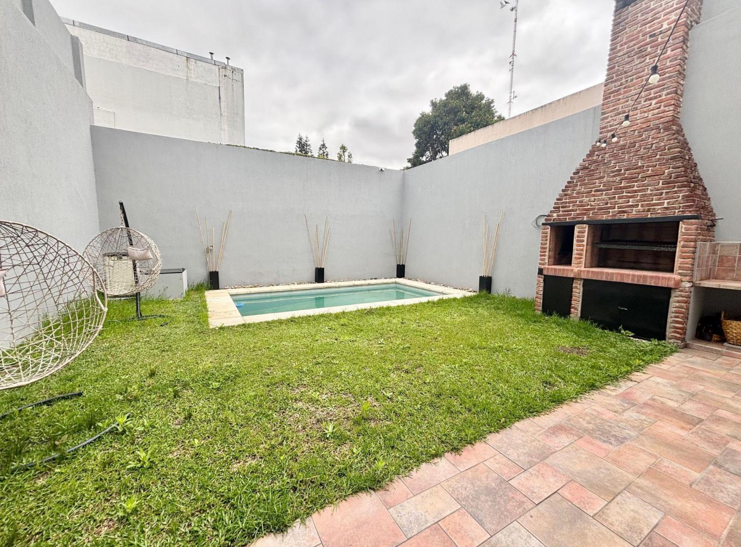 Foto de Casa 5 Amb en Villa Devoto-Jardín-Pileta-cochera, imagen 1