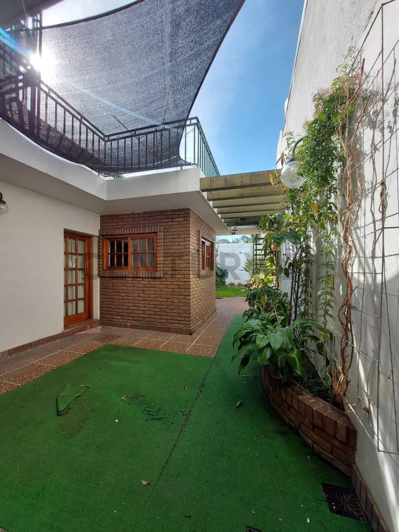 Foto de Venta Casa 4 dormitorios, cochera, terraza y patio - Zona centro, imagen 4