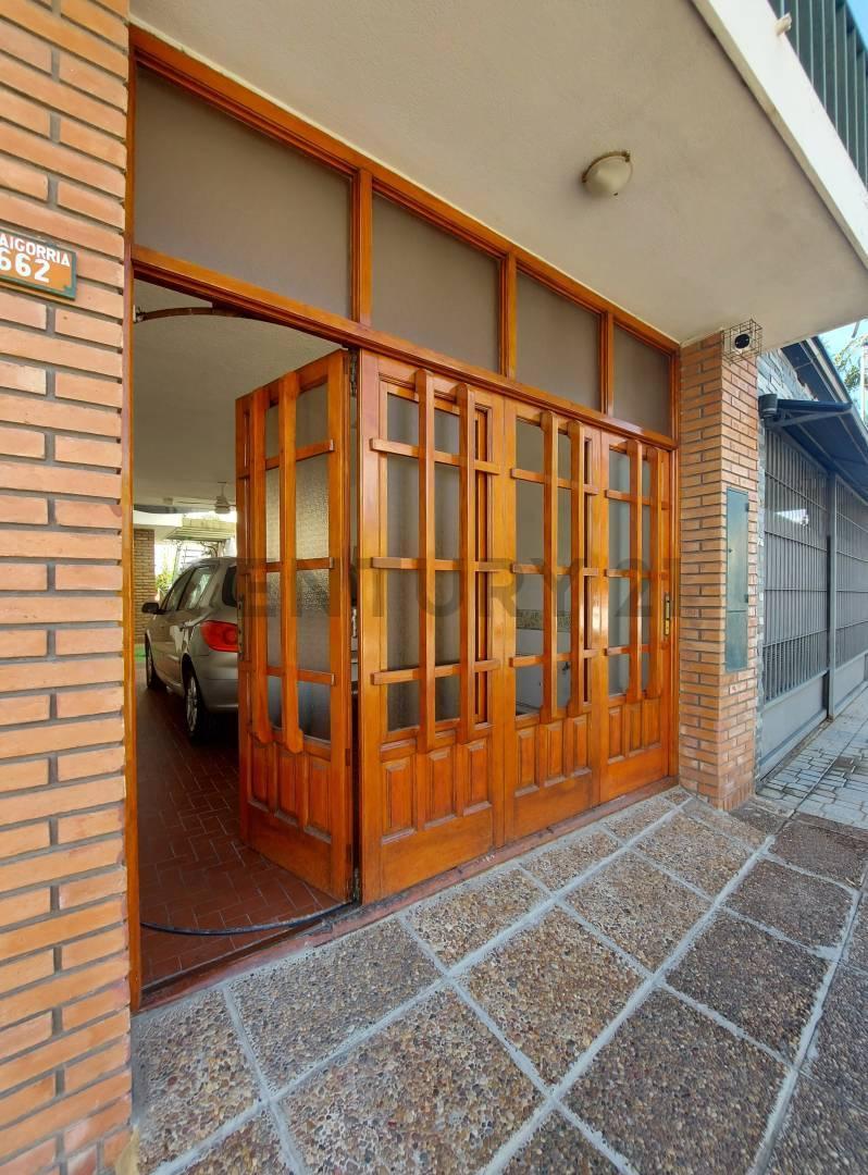 Foto de Venta Casa 4 dormitorios, cochera, terraza y patio - Zona centro, imagen 2