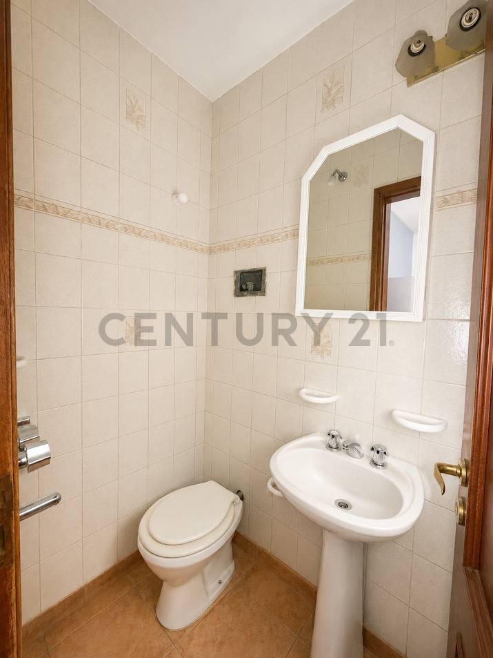 Foto de Venta Casa de 2 plantas - 3 dormitorios, cochera, patio - Barrio, imagen 2