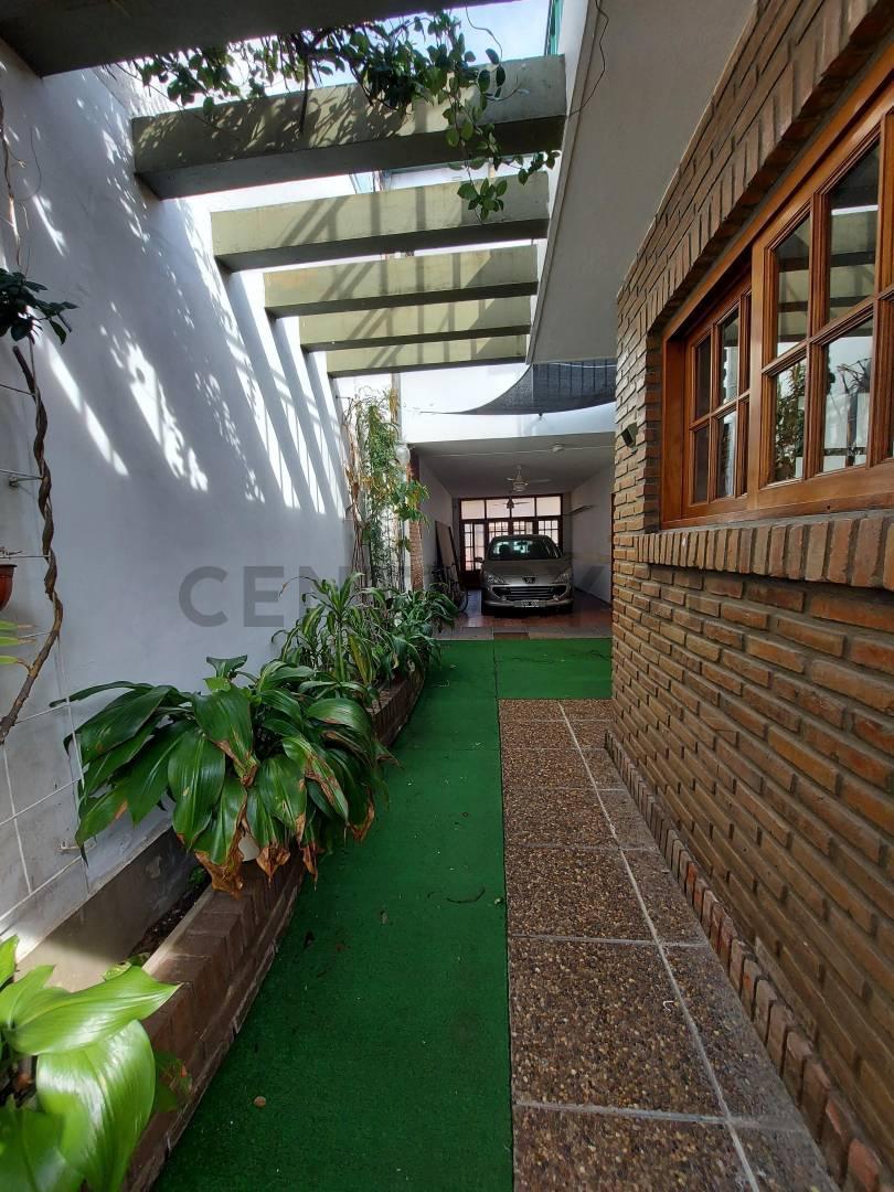 Foto de Venta Casa 4 dormitorios, cochera, terraza y patio - Zona centro, imagen 3