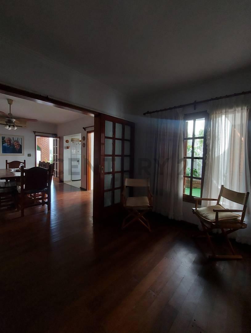 Foto de Venta Casa 4 dormitorios, cochera, terraza y patio - Zona centro, imagen 4