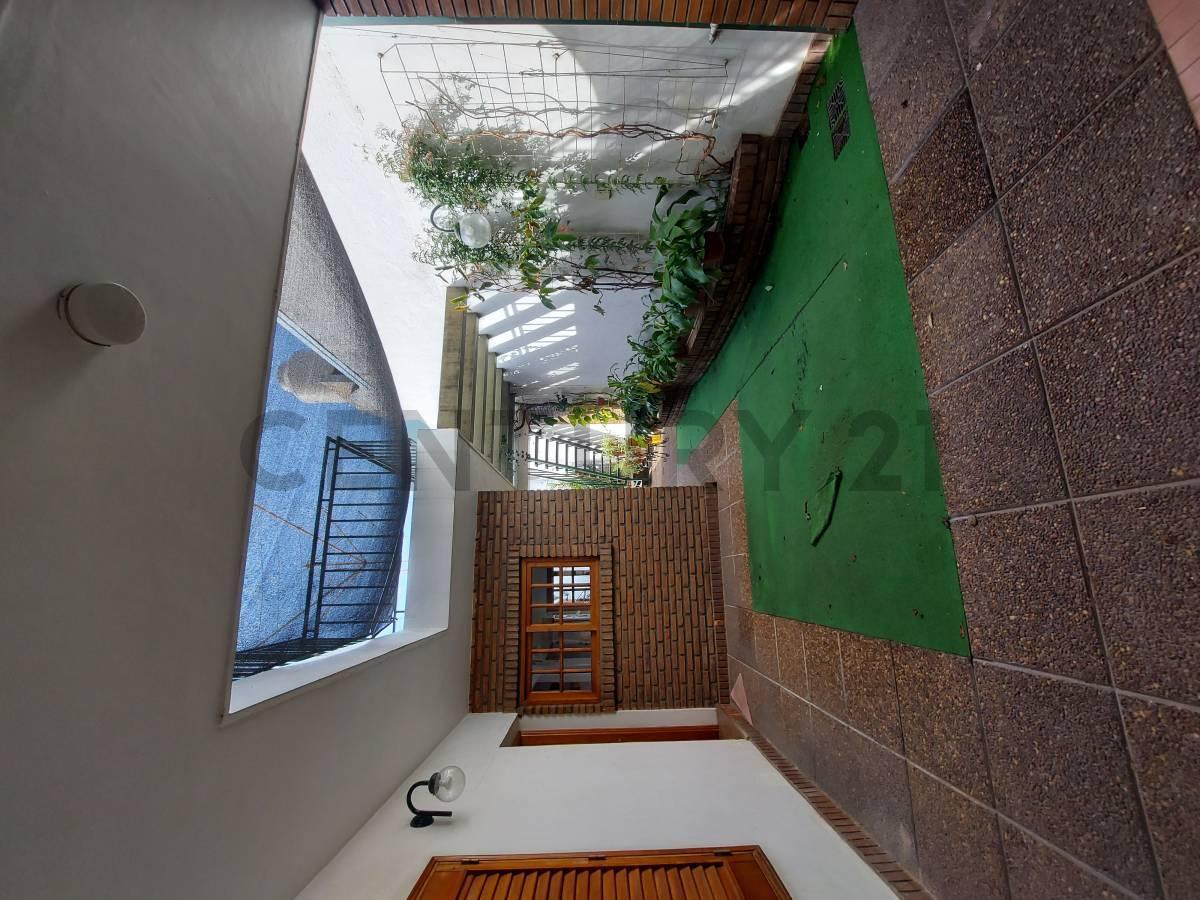 Foto de Venta Casa 4 dormitorios, cochera, terraza y patio - Zona centro, imagen 1