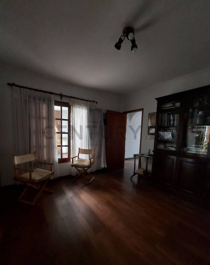 Foto de Venta Casa 4 dormitorios, cochera, terraza y patio - Zona centro, imagen 2