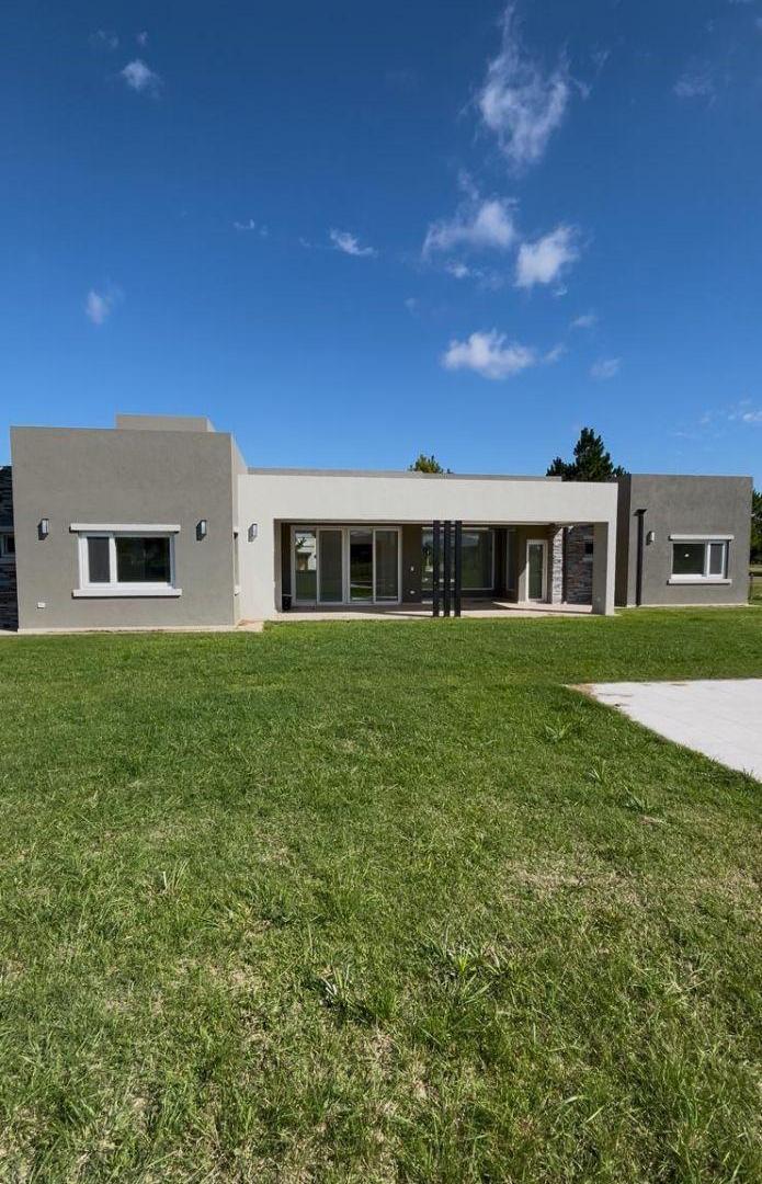 Foto de Importante casa a estrenar en barrio El Mirador VENTA O ALQUILER, imagen 5