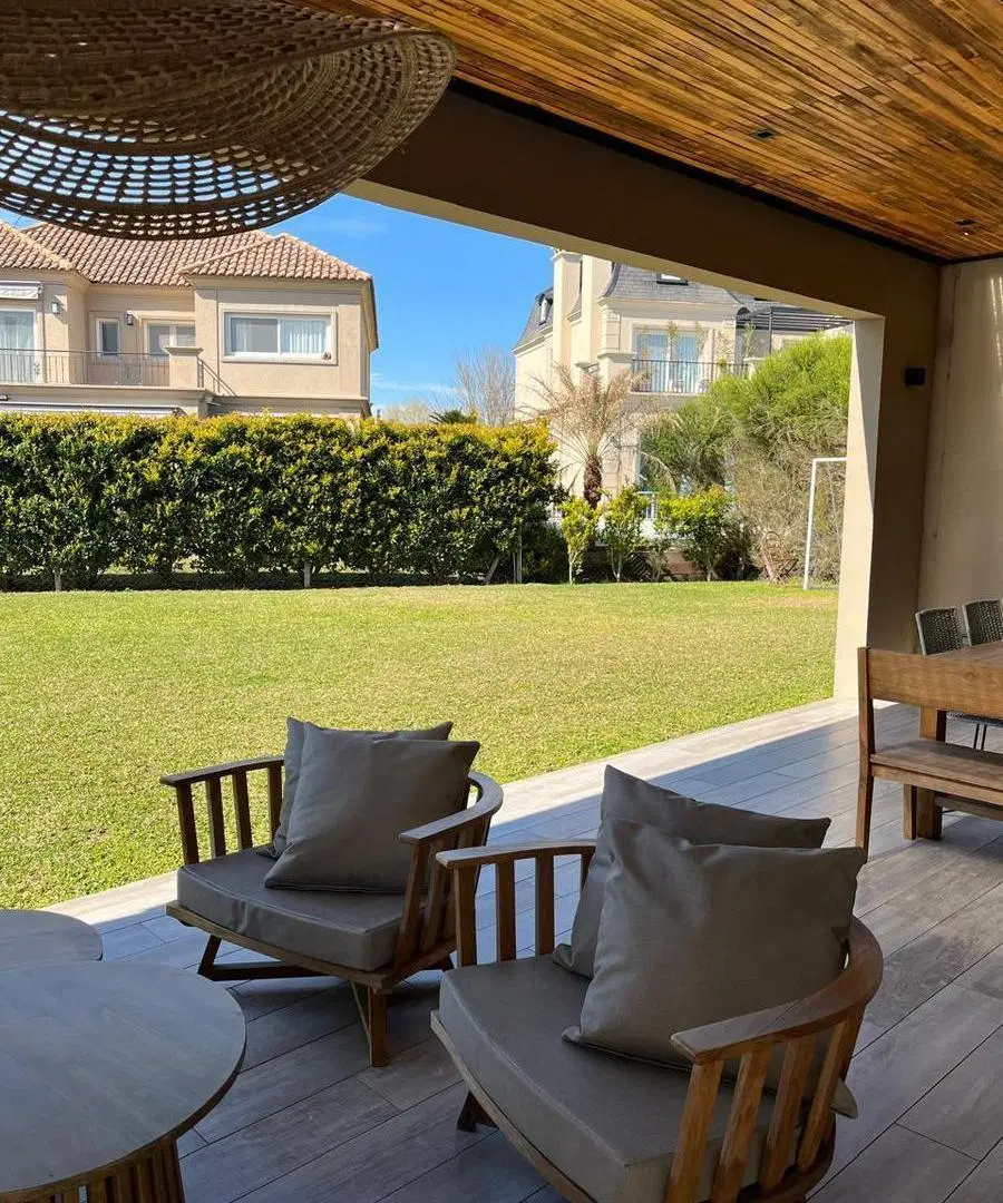Casa en Venta en barrio Ayres Plaza, lote central, 4 dormitorio, 4 baños, excelente opcion 1