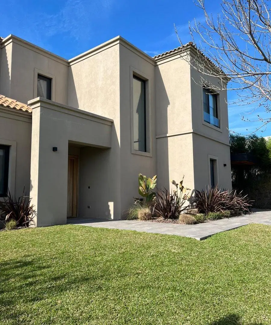 Casa en Venta en barrio Ayres Plaza, lote central, 4 dormitorio, 4 baños, excelente opcion 2