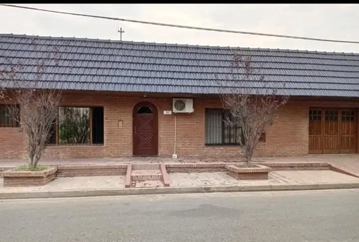 Hermosa Casa en Baradero. Oportunidad de inversión. 950 m2 Total. 3