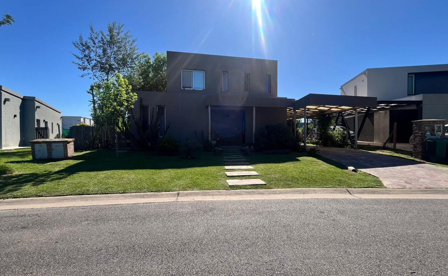 Foto de Hermosa casa con 3 dormitorios, 3 baños y cochera cubierta para dos, imagen 2