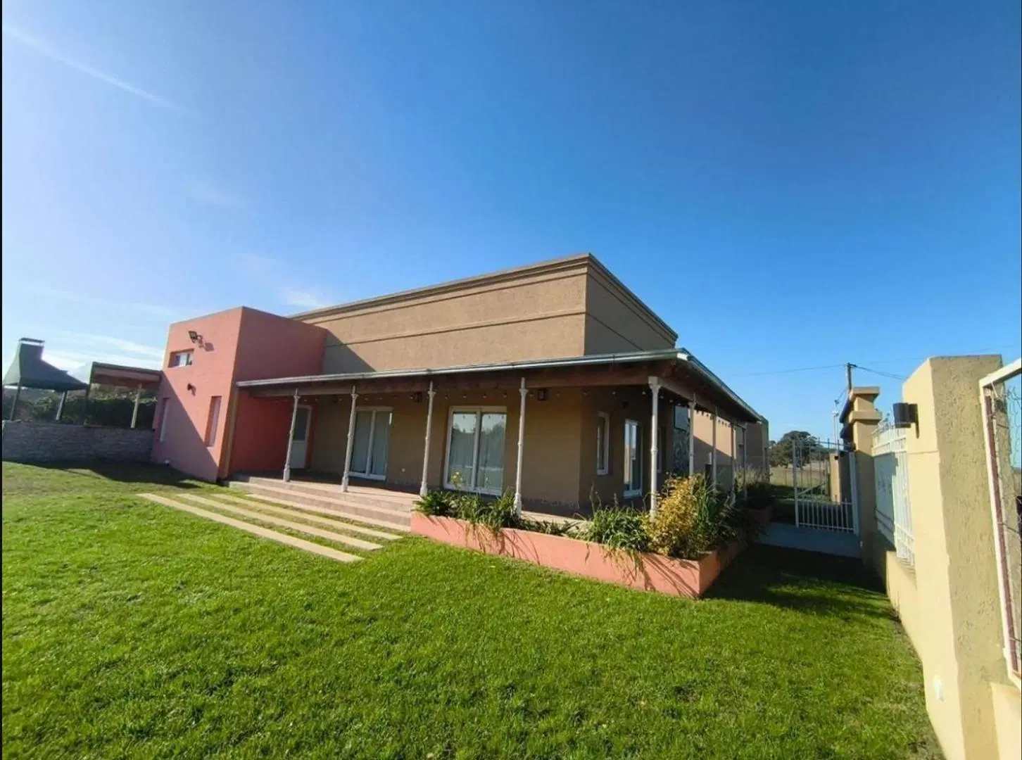 Salón de Eventos con Piscina, Parque y Vivienda en Gardey. 2