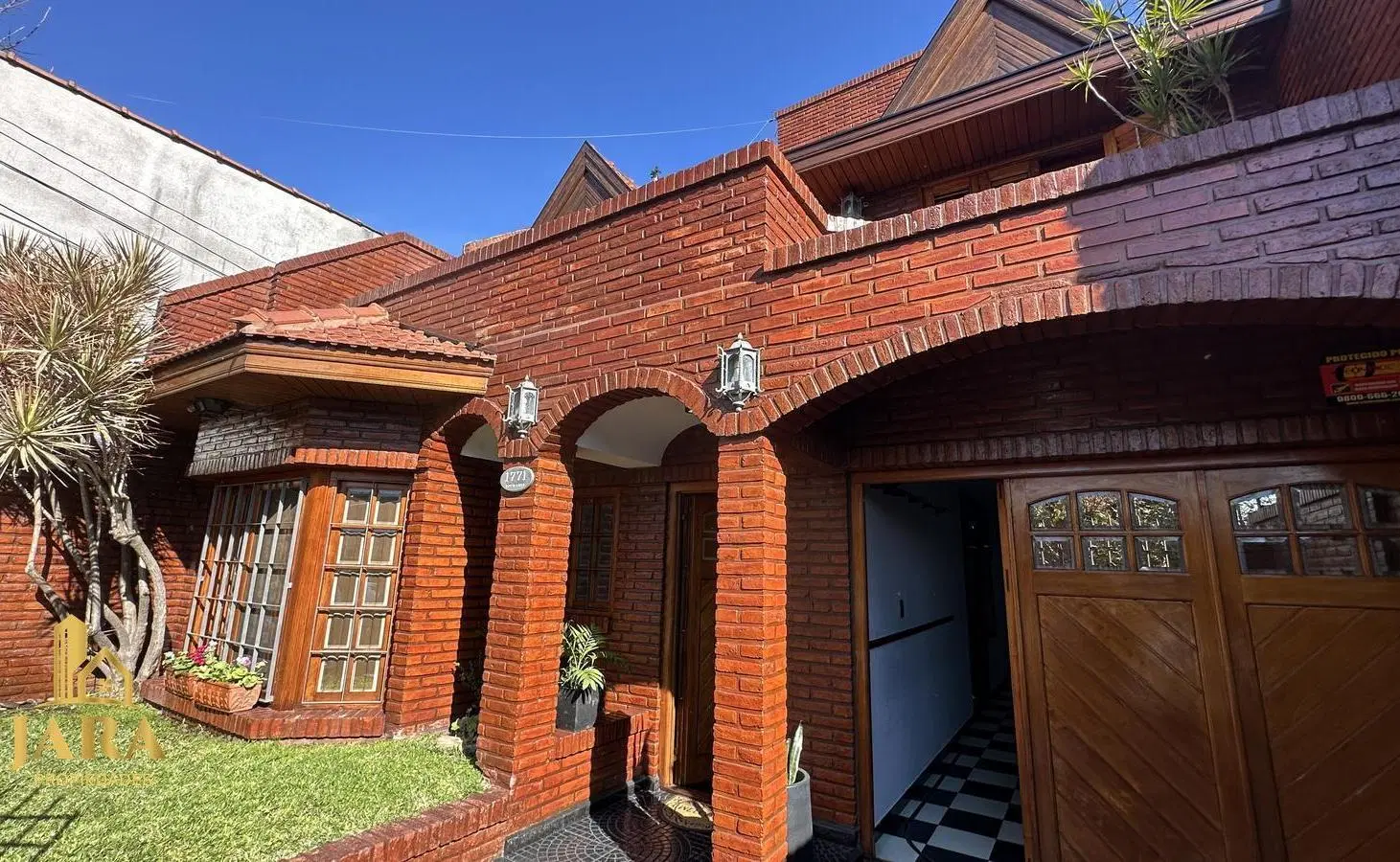 Venta casa 4 Amb. parque pileta quincho y cochera - Calle Azcuenaga 1771 4