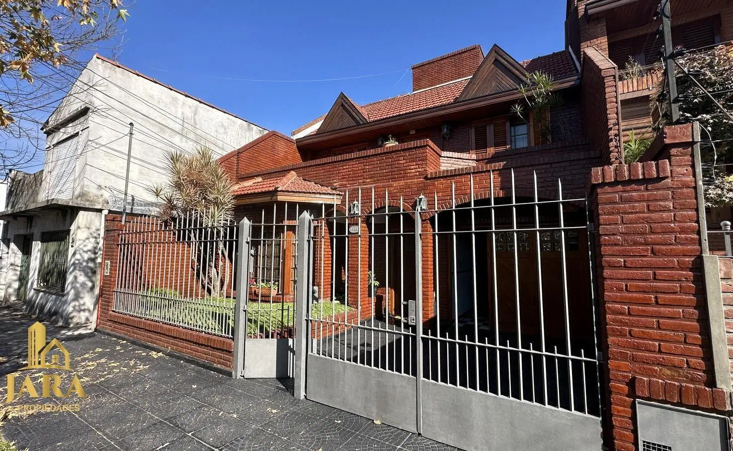 Venta casa 4 Amb. parque pileta quincho y cochera - Calle Azcuenaga 1771 3