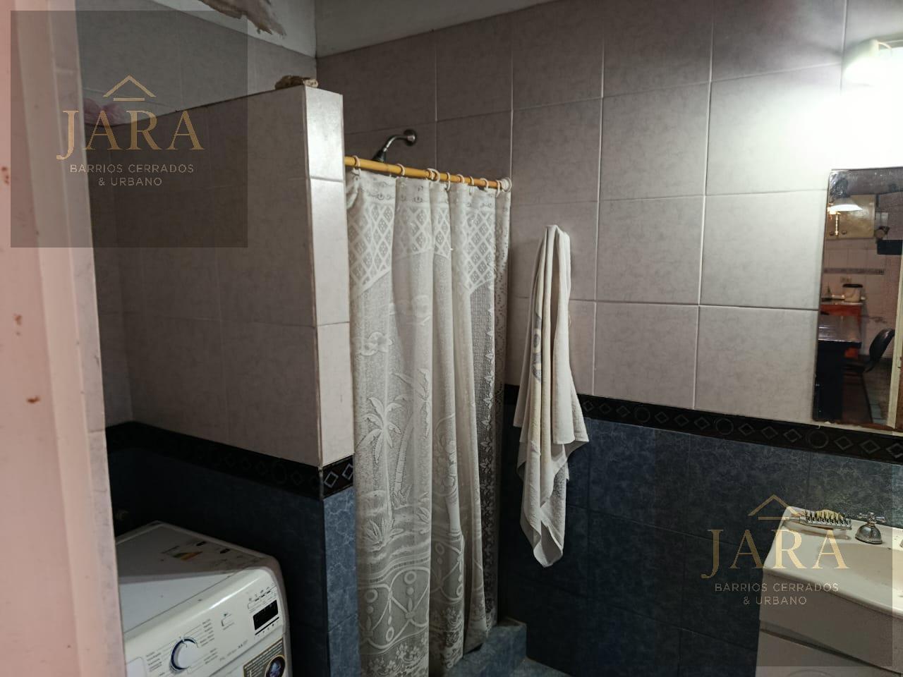 Foto de VENTA CASA 4 AMBIENTES CON LOCAL Y COCHERA FLORENCIO VARELA, imagen 3