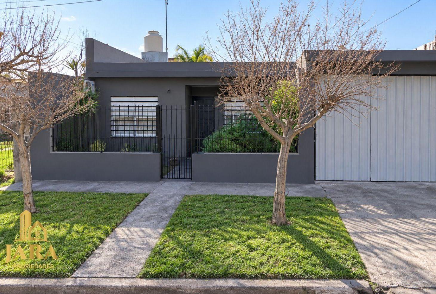 Foto de Venta casa Quilmes gran patio y garage, imagen 2