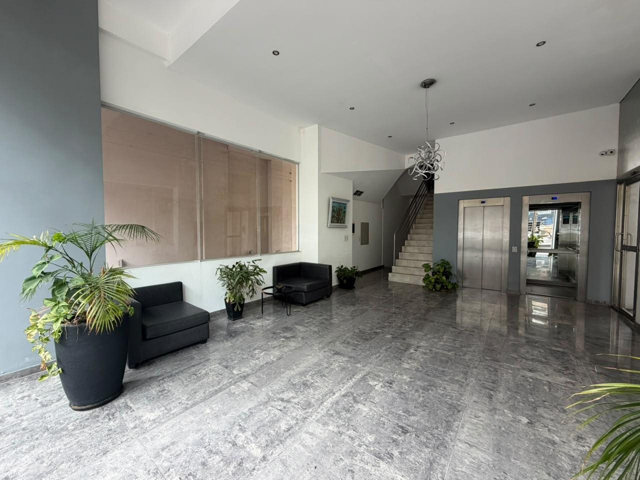 Foto de VENTA DEPTO 2 AMBIENITES EN QUILMES CENTRO CON COCHERA Y BAULERA, imagen 3