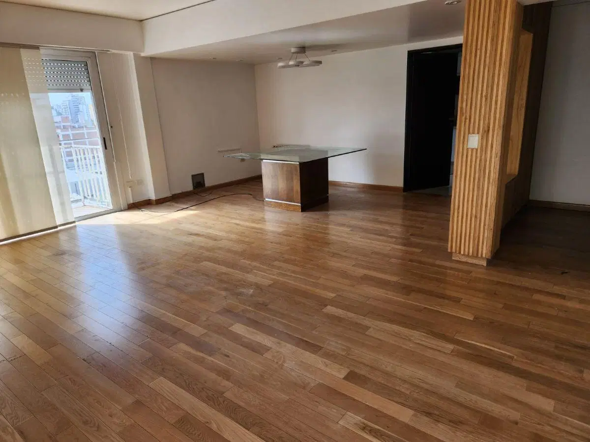 DEPARTAMENTO DE CATEGORÍA CON COCHERA Y BAULERA EN CENTRO 2