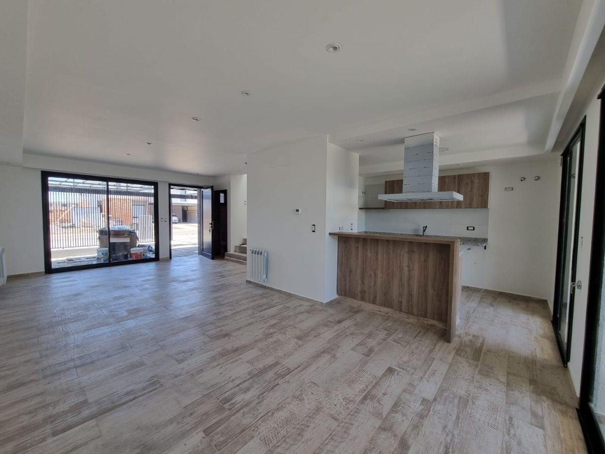 Foto de ALQUILER – EXCELENTE UBICACIÓN EN DOCTA BOULEVARD – DÚPLEX DE 3, imagen 2