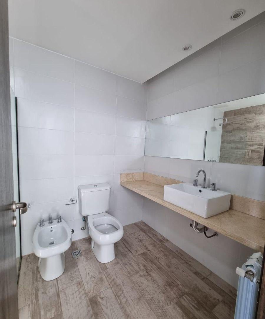 Foto de ALQUILER – EXCELENTE UBICACIÓN EN DOCTA BOULEVARD – DÚPLEX DE 3, imagen 3