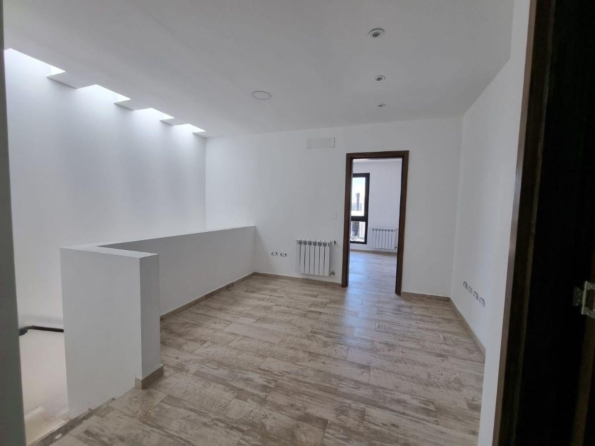 Foto de ALQUILER – EXCELENTE UBICACIÓN EN DOCTA BOULEVARD – DÚPLEX DE 3, imagen 1