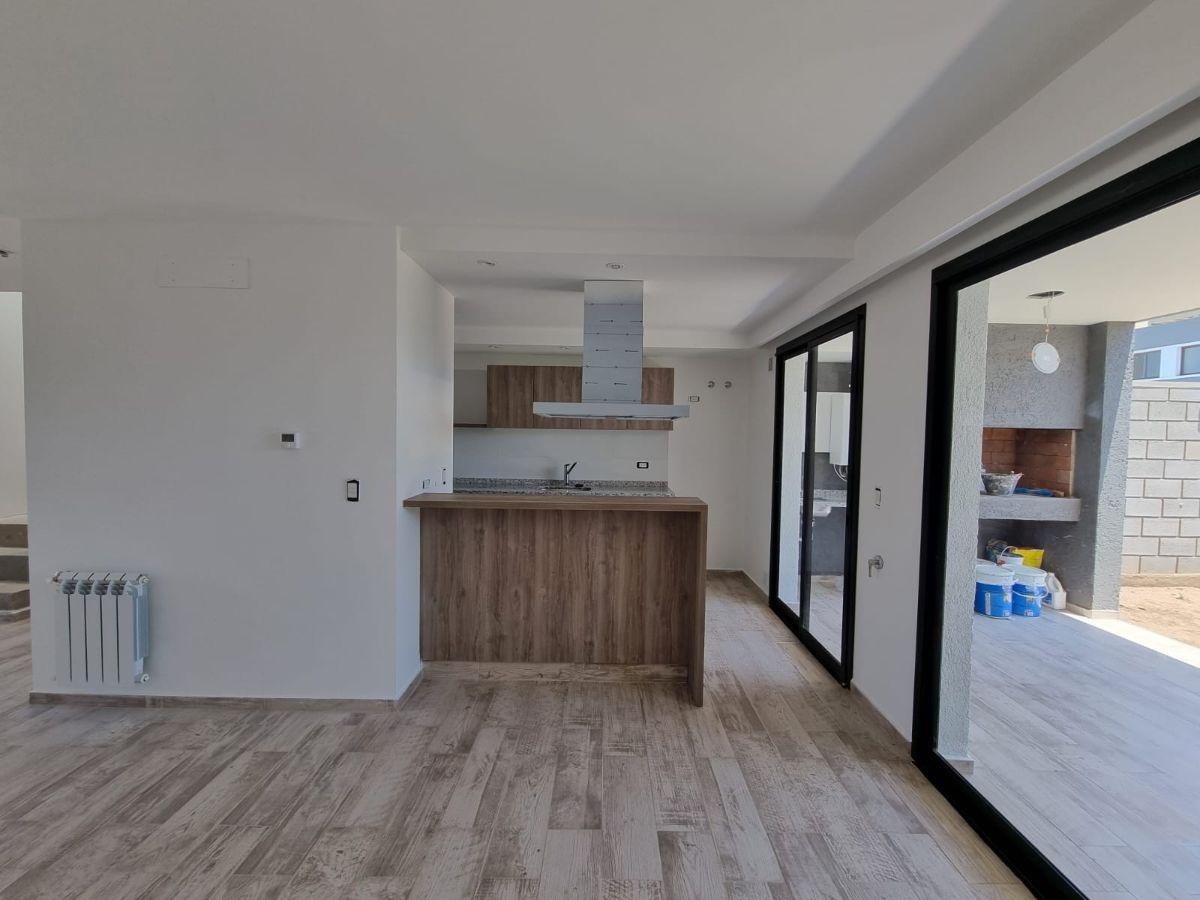Foto de ALQUILER – EXCELENTE UBICACIÓN EN DOCTA BOULEVARD – DÚPLEX DE 3, imagen 4