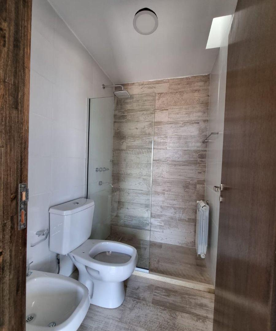 Foto de ALQUILER – EXCELENTE UBICACIÓN EN DOCTA BOULEVARD – DÚPLEX DE 3, imagen 5
