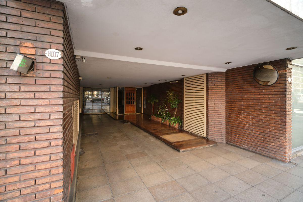 Departamento de 4 ambientes amplio y luminoso con dos cocheras. Listo para mudarse