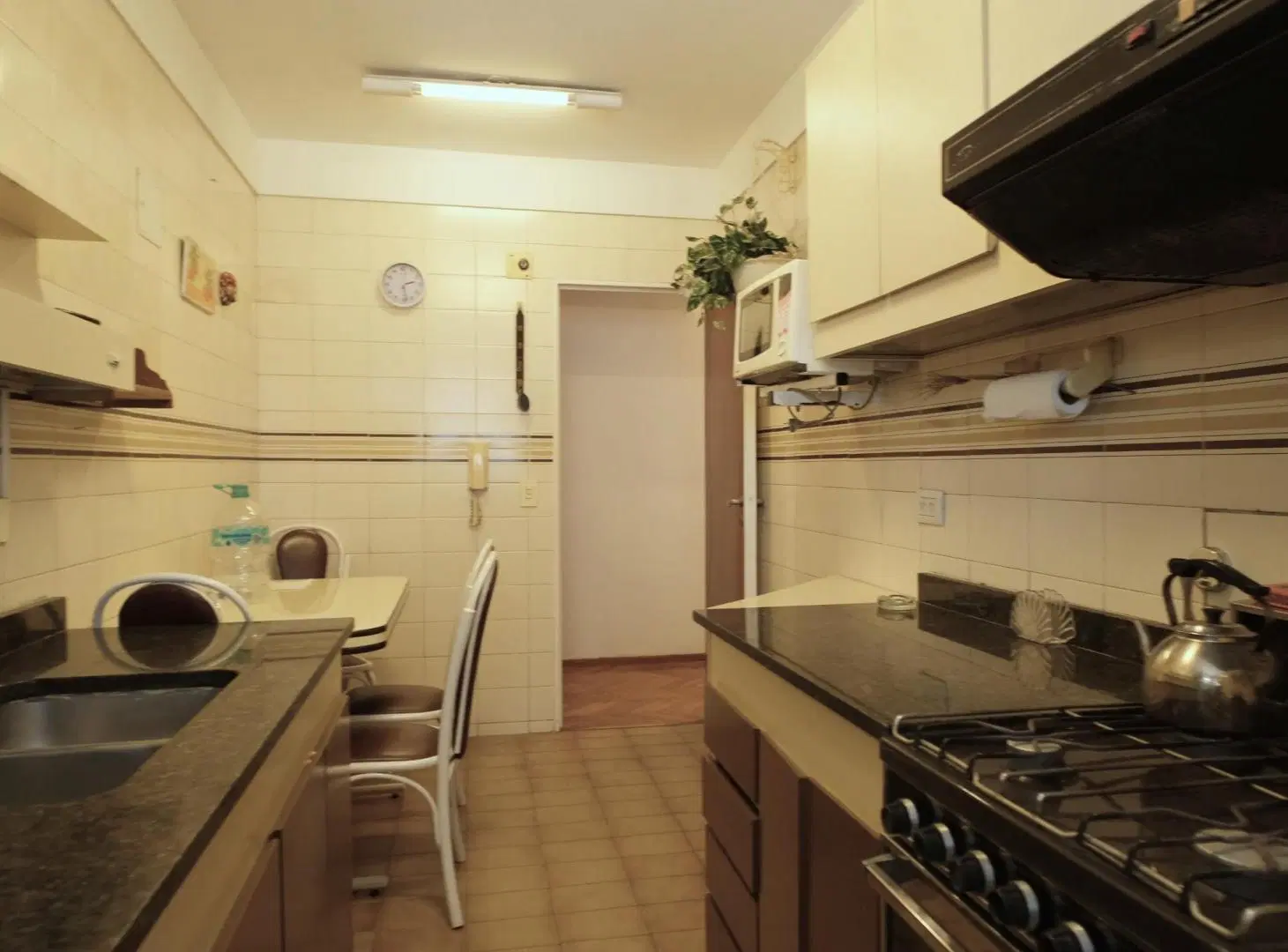 Departamento de 4 ambientes amplio y luminoso con dos cocheras. Listo para mudarse 3