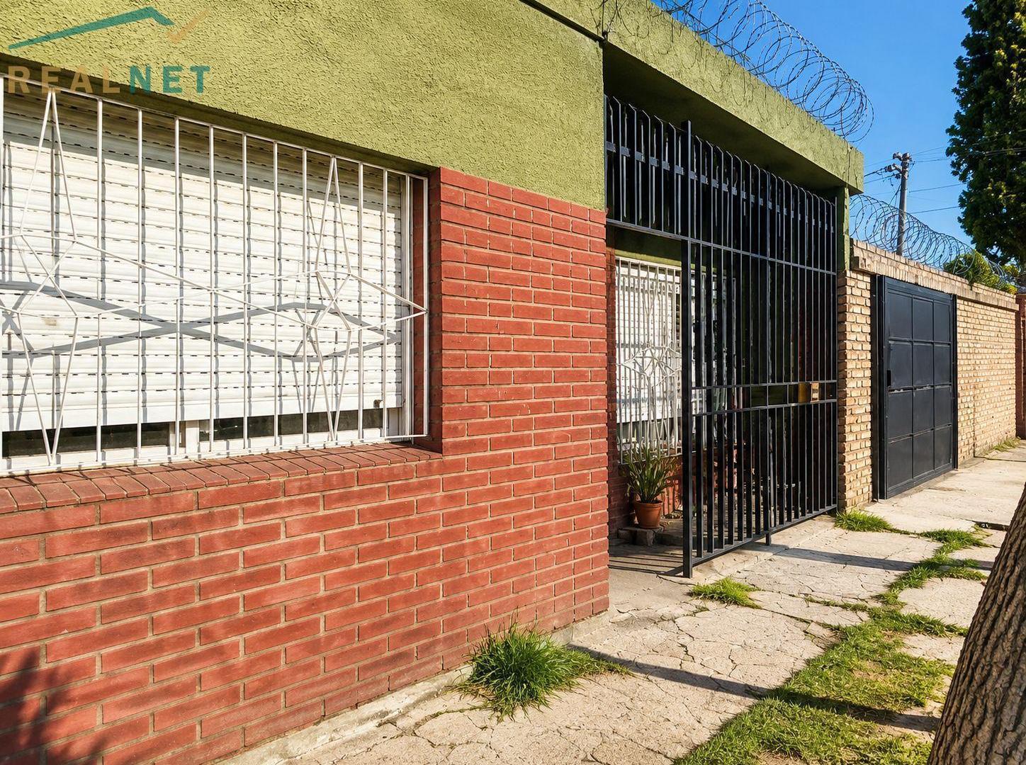 Casa 3 ambientes en venta con cochera y quincho en La Tablada