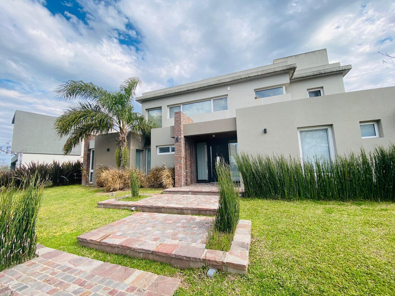 Casa de 4 dormitorios y 5 baños | en Venta | con Pileta a la Laguna