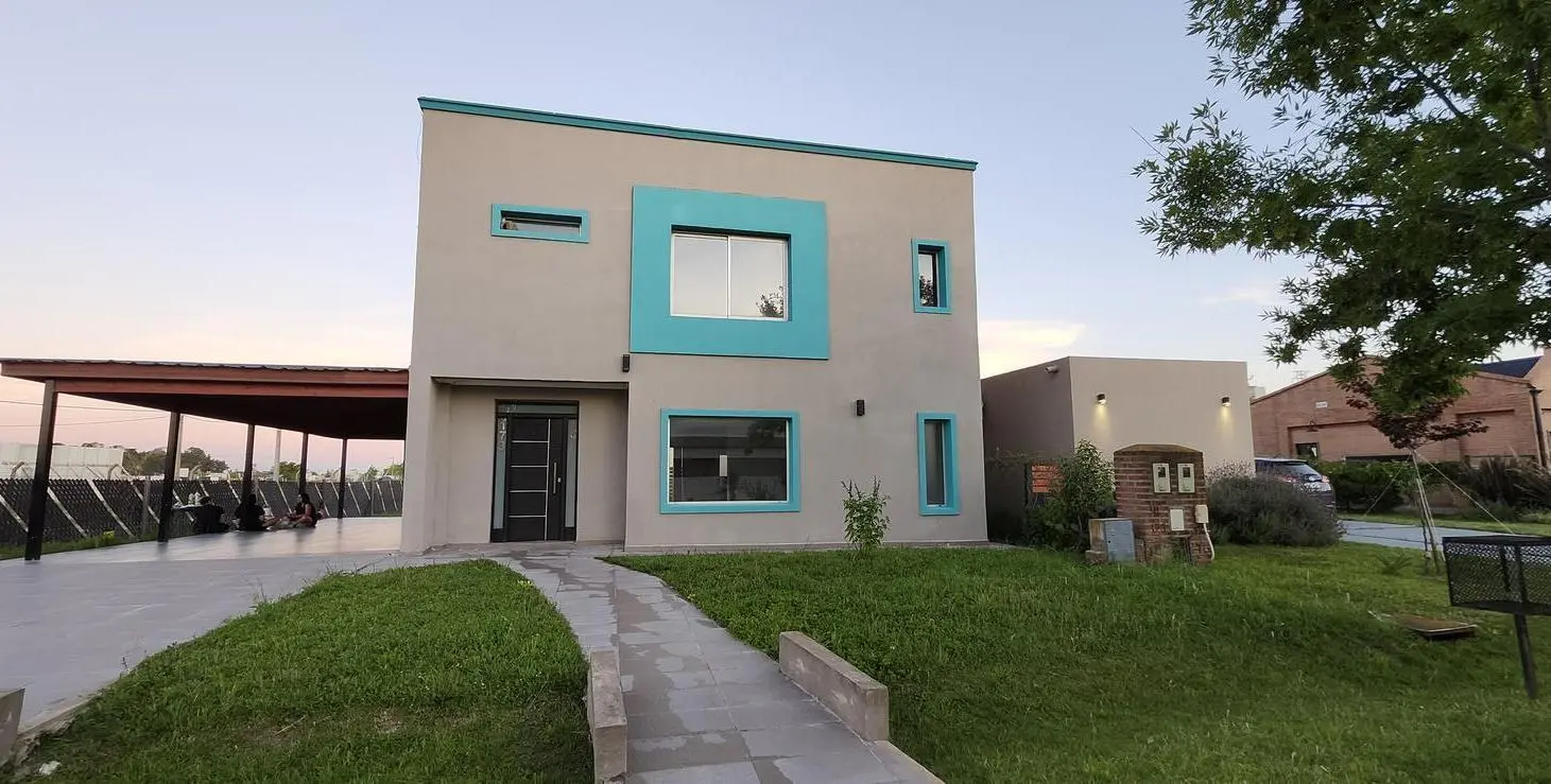 Alquiler de Casa 4 ambientes, 3 dormitorios, 3 Baños y Garage en Barrio Laguna Azul - Spegazzini 2