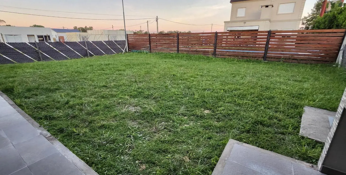 Alquiler de Casa 4 ambientes, 3 dormitorios, 3 Baños y Garage en Barrio Laguna Azul - Spegazzini 3
