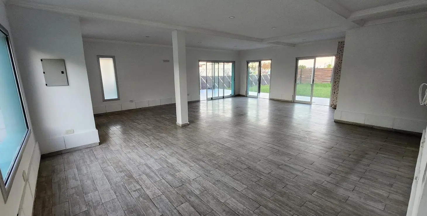 Venta Casa 4 ambientes, 3 dormitorios, 3 Baños y Garage en Barrio Laguna Azul - Spegazzini 5