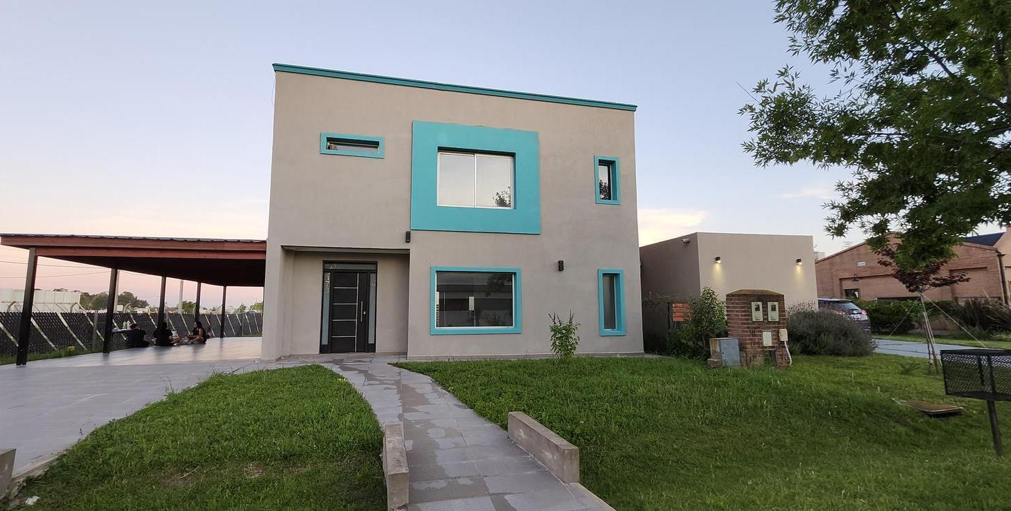 Venta Casa 4 ambientes, 3 dormitorios, 3 Baños y Garage en Barrio Laguna Azul - Spegazzini