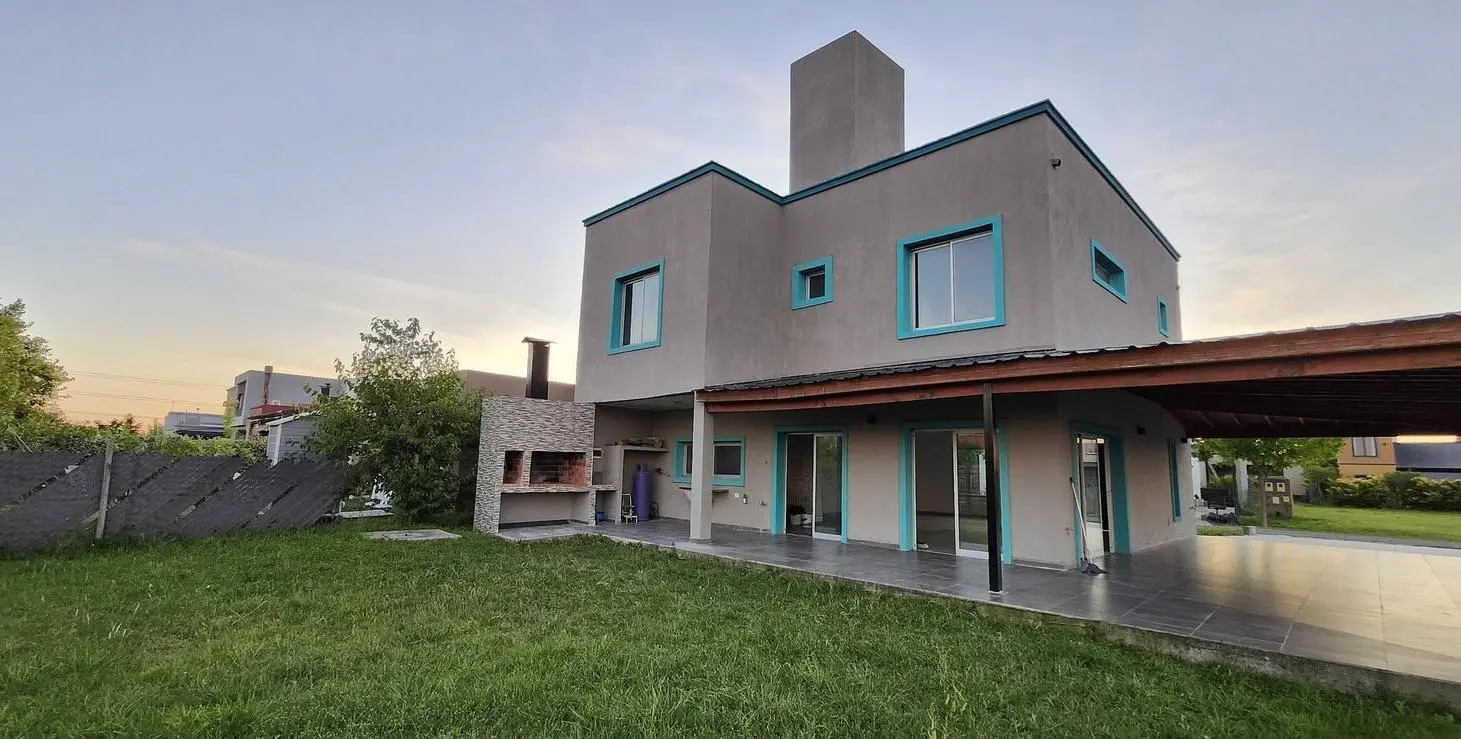 Venta Casa 4 ambientes, 3 dormitorios, 3 Baños y Garage en Barrio Laguna Azul - Spegazzini 3