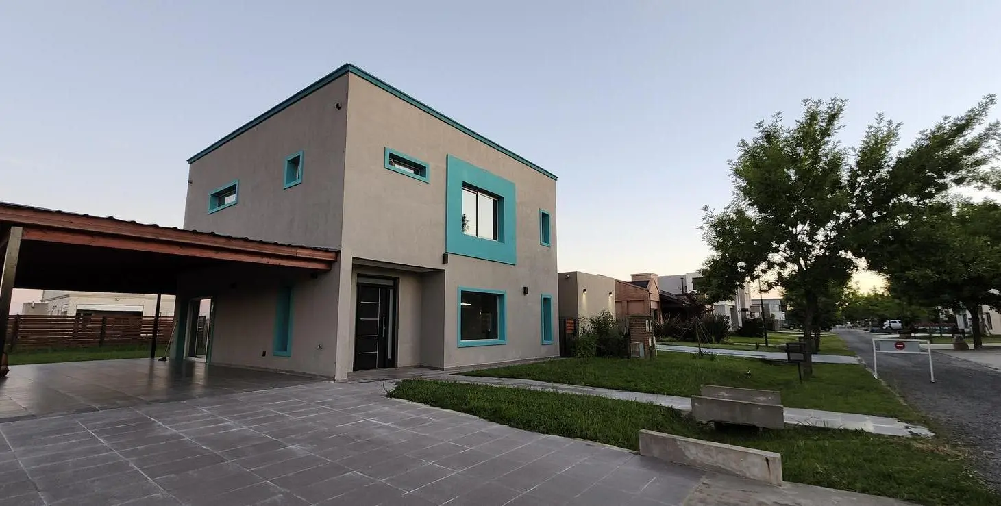 Venta Casa 4 ambientes, 3 dormitorios, 3 Baños y Garage en Barrio Laguna Azul - Spegazzini 2