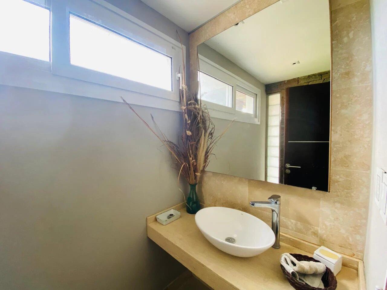 Foto de Casa de 4 dormitorios y 5 baños | en Venta | con Pileta a la Laguna, imagen 3