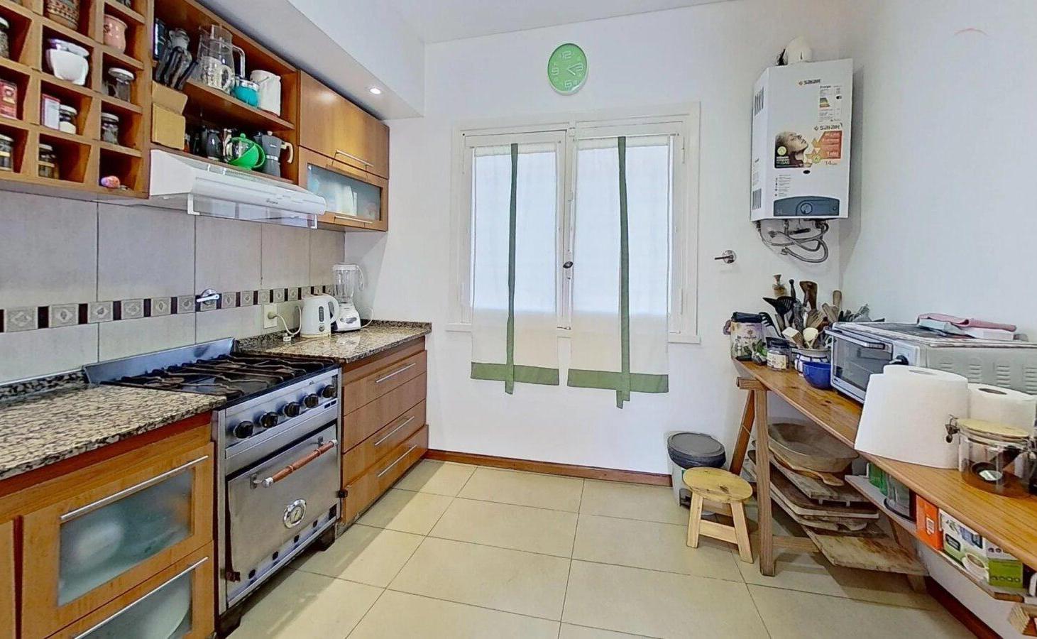 Foto de Vende Casa 4 dormitorios, Pileta, Quincho y Jardín en Ciudad Evita, imagen 4