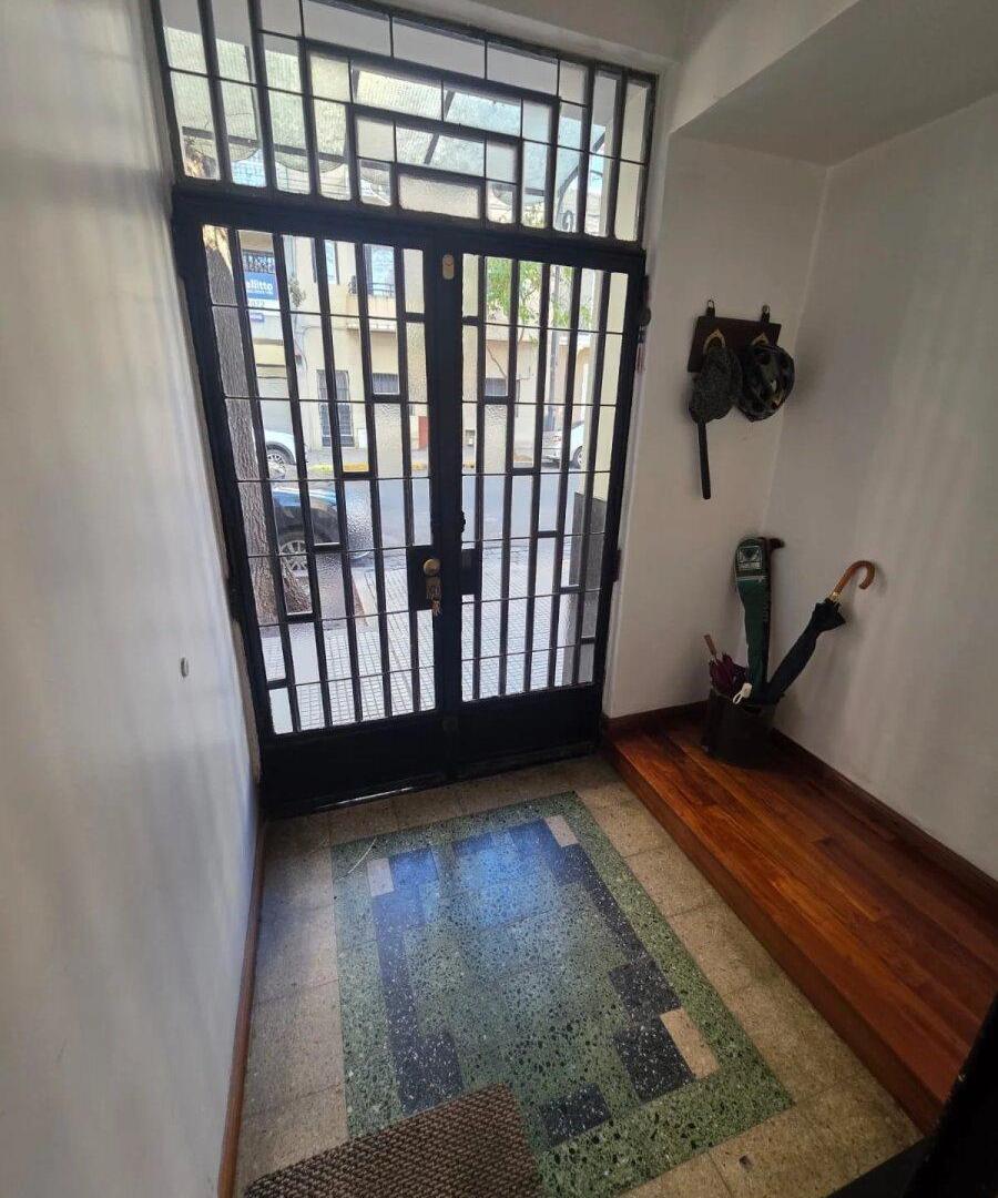 Foto de Casa 5 ambientes con garage y terraza en Flores, imagen 3
