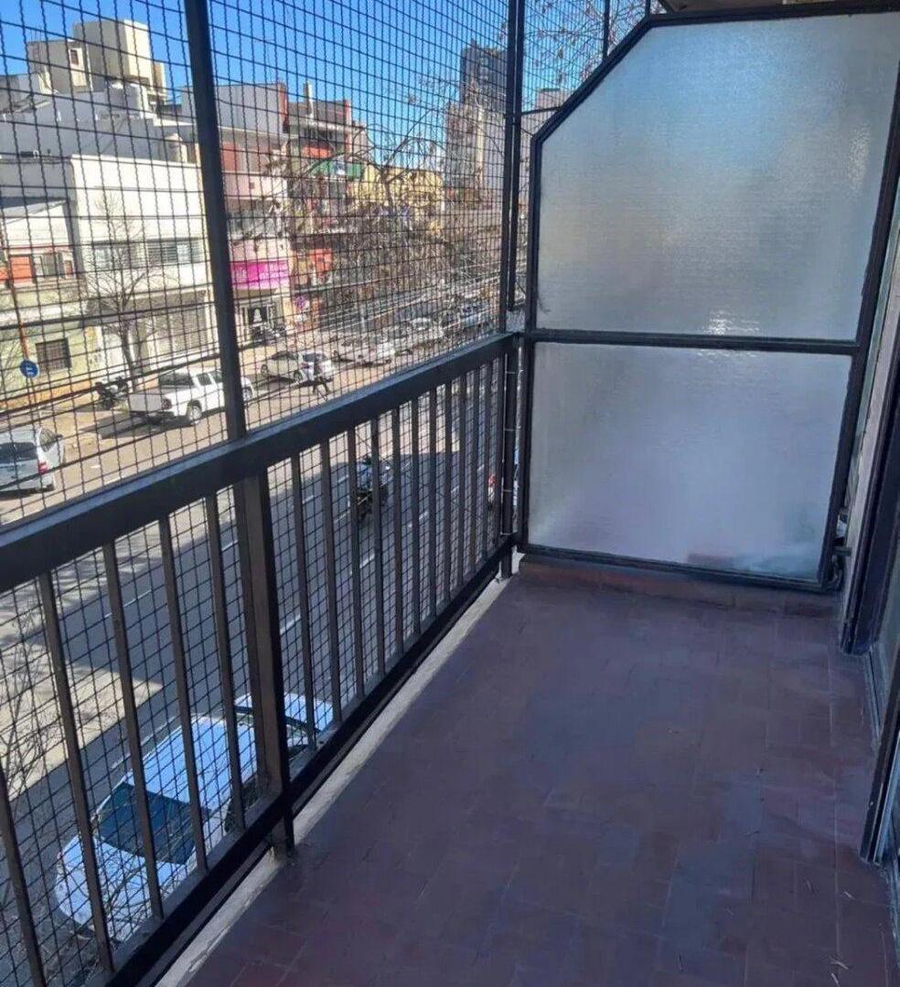 Foto de Departamento 3 ambientes al frente con balcón en Parque Chacabuco, imagen 4