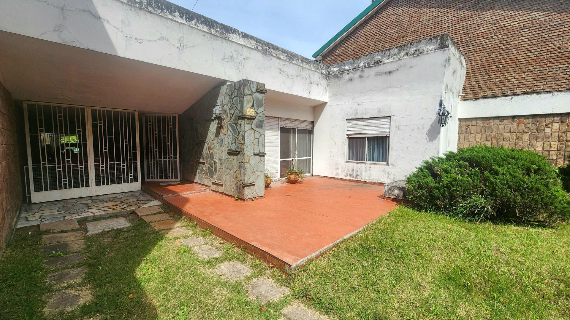 Casa de 3 dormitorios con amplio jardín, pileta y parrillero – Terreno de 660m