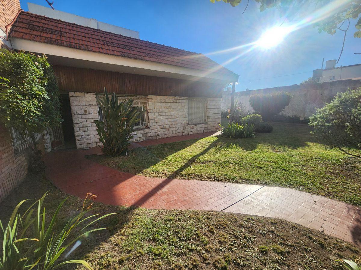 Importante propiedad en esquina – Casa en dos plantas con dos locales comerciales