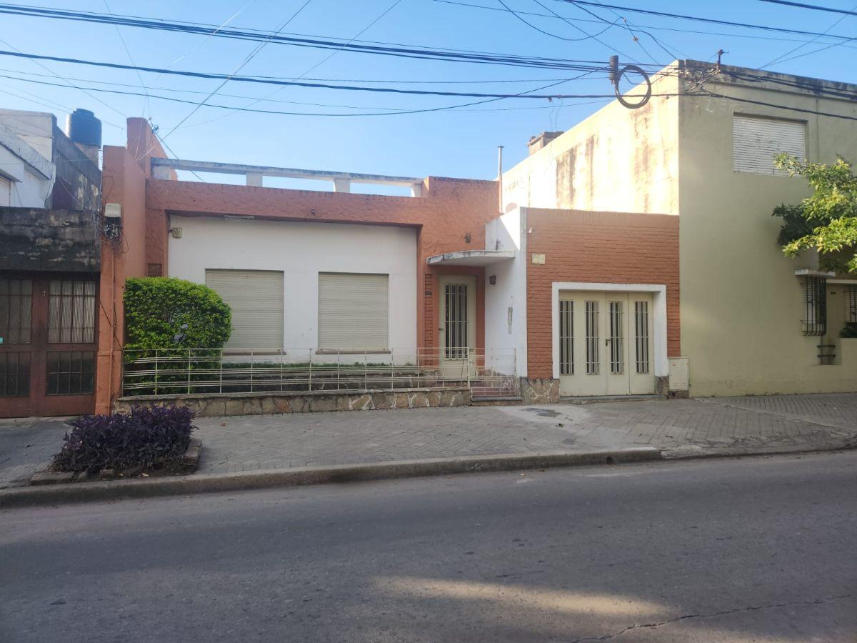 CASA EN VENTA EN ARROYITO – AMPLIO TERRENO Y GRAN POTENCIAL DE DESARROLLO