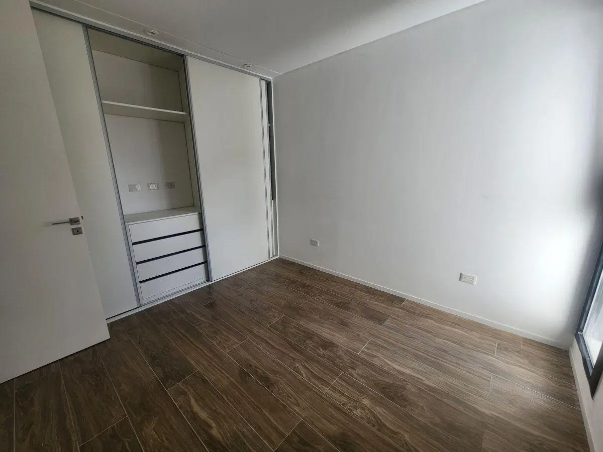 CASA DE PASILLO - DOS DORMITORIOS – VESTIDOR – PATIO CON PARRILLERO 8
